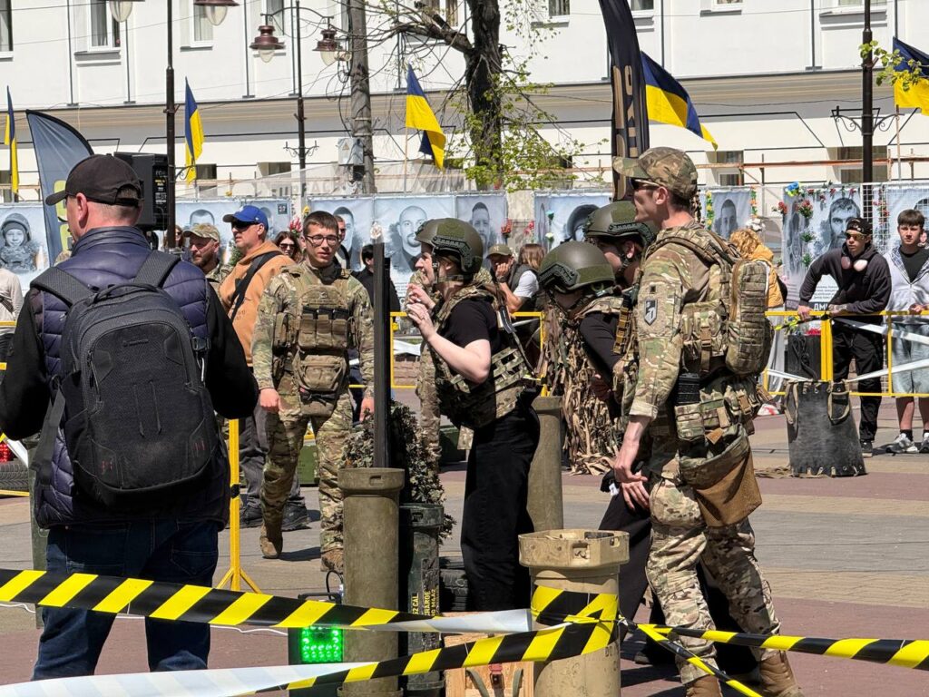 Фото до матеріалу: У Хмельницькому відзначили 12-ту річницю створення полку «Азов»: марш Проскурівською та інтерактивна зона біля кінотеатру
