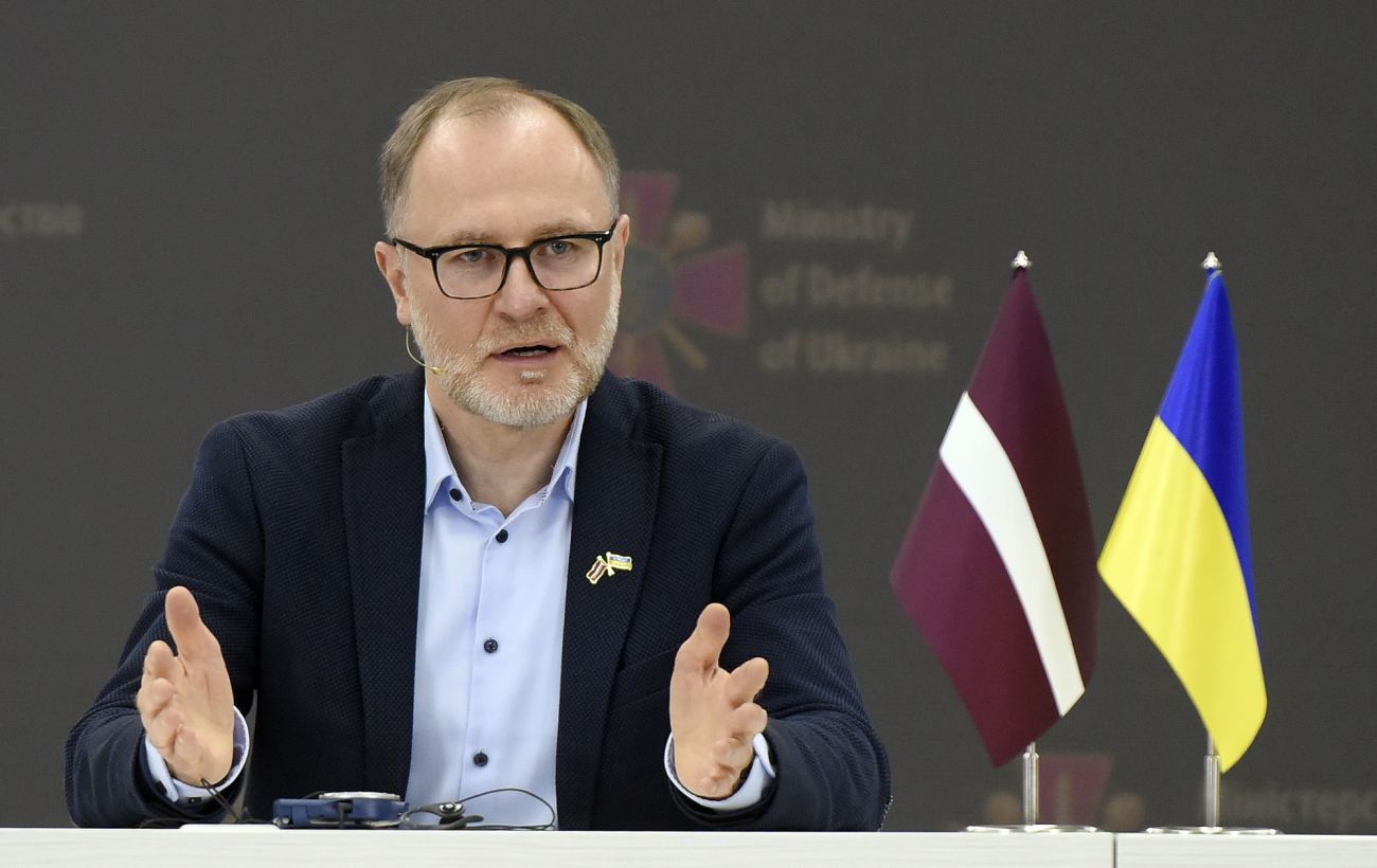 Фото до матеріалу: Глава Міноборони Латвії подав у відставку через дрони, які порушили повітряний простір
