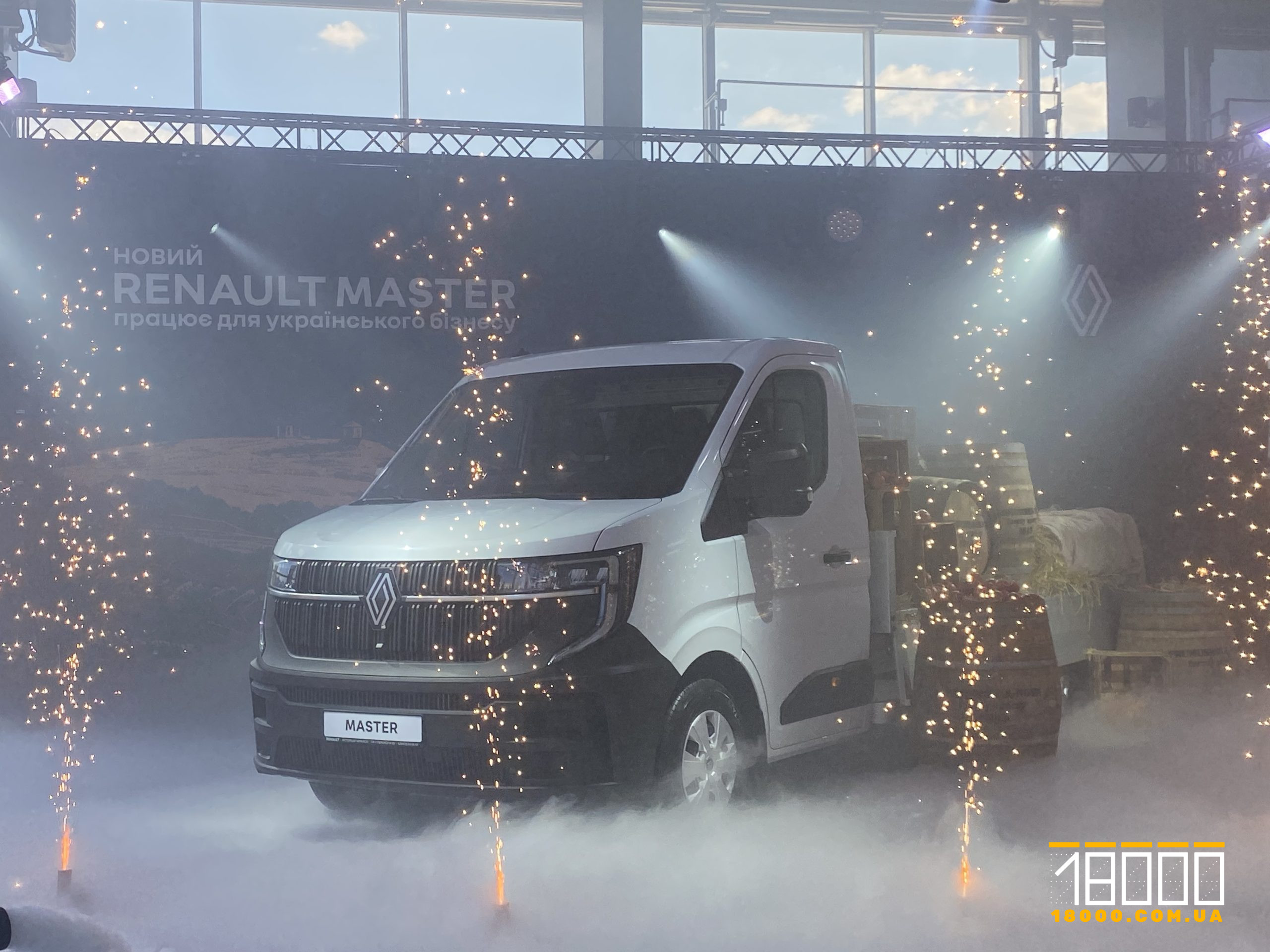 Фото до матеріалу: У Черкасах відкрили новий дилерський центр Renault: сучасний формат та новий Master для бізнесу