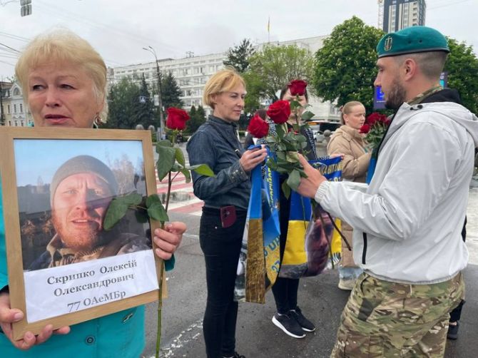 Фото до матеріалу: Матерям у Черкасах подарували квіти на акції підтримки зниклих безвісти