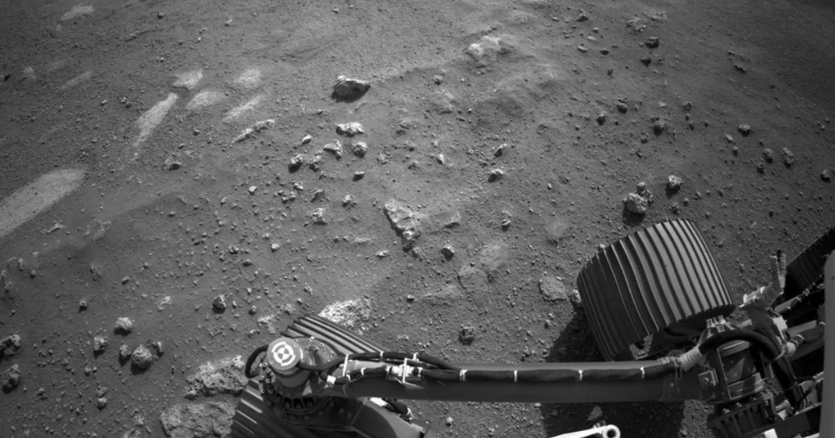 Фото до матеріалу: NASA показало стан коліс марсохода Curiosity за 6 років роботи на Марсі