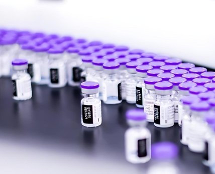 Фото до матеріалу: BioNTech припиняє виробництво вакцин від COVID-19 і масово звільняє персонал