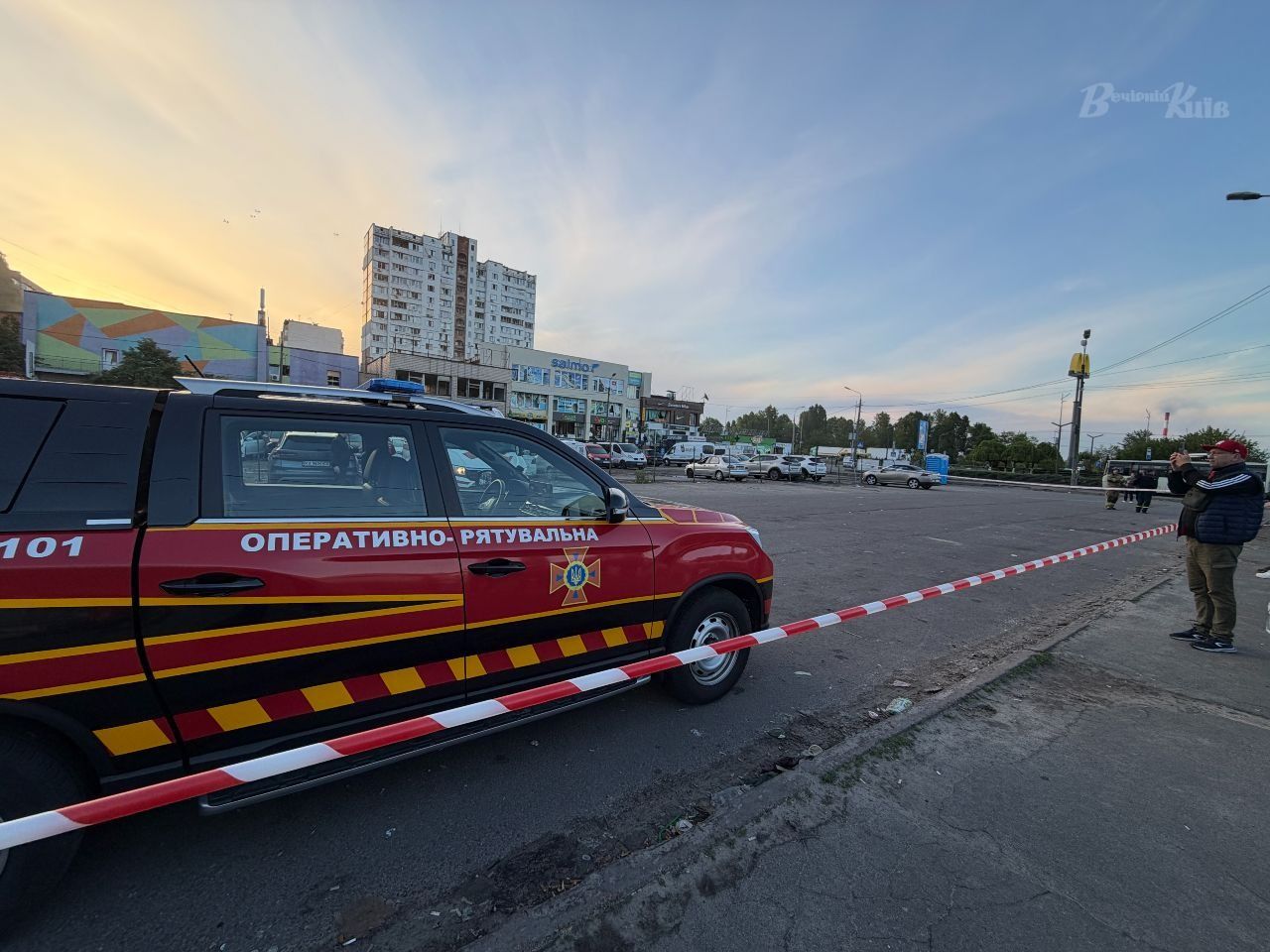 Фото до матеріалу: Росія зруйнувала під'їзд у Дарницькому районі: фоторепортаж з місця події