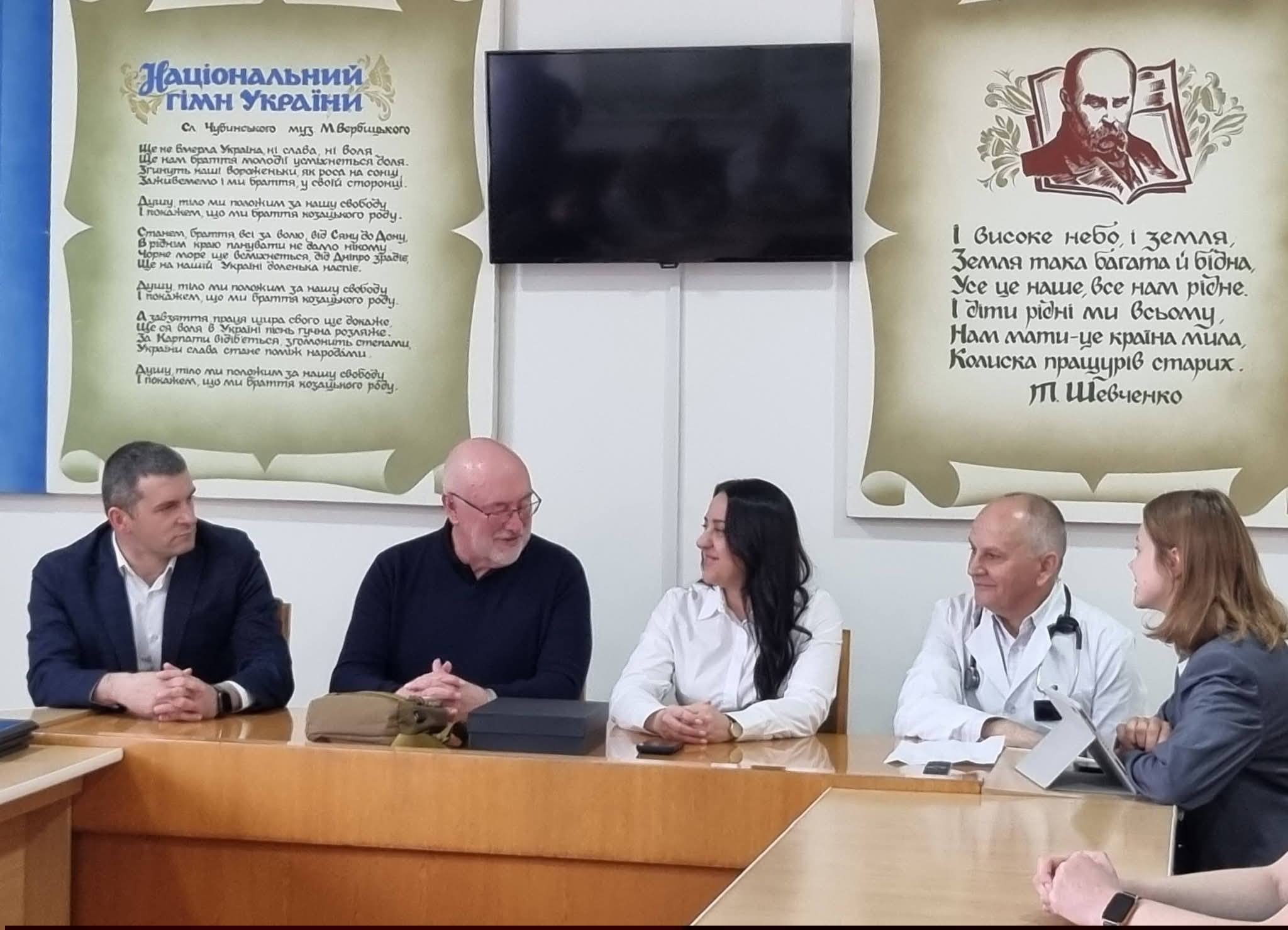 Фото до матеріалу: Канадські благодійники передали понад 65 тисяч доларів для Франківської дитячої лікарні