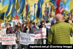 Фото до матеріалу: Українці в Польщі вийшли на акцію проти корупції: чи це реальний протест чи інформаційна операція?