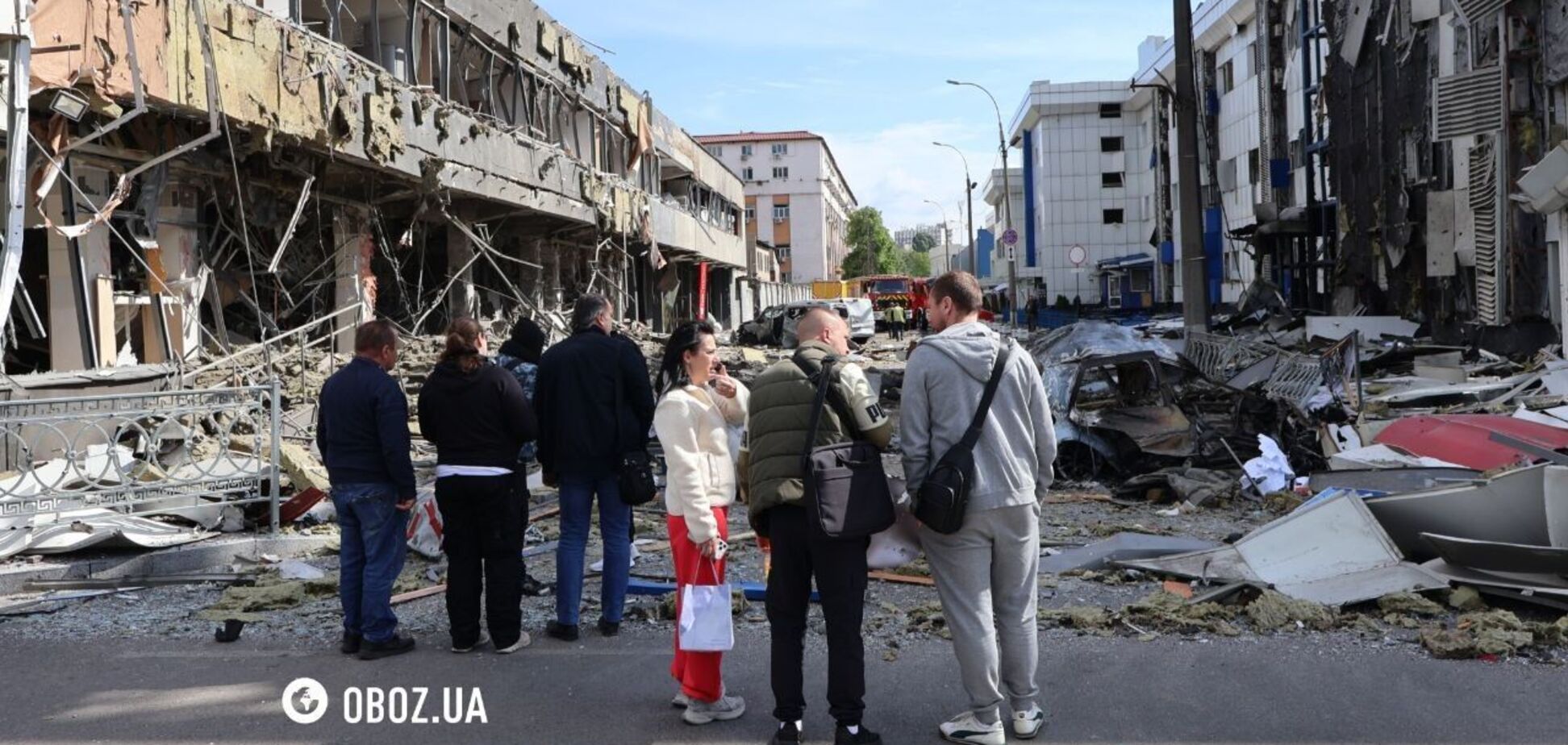 Фото до матеріалу: Оболонський бізнес-центр пошкоджено: вікна вибиті, проїзд перекрито