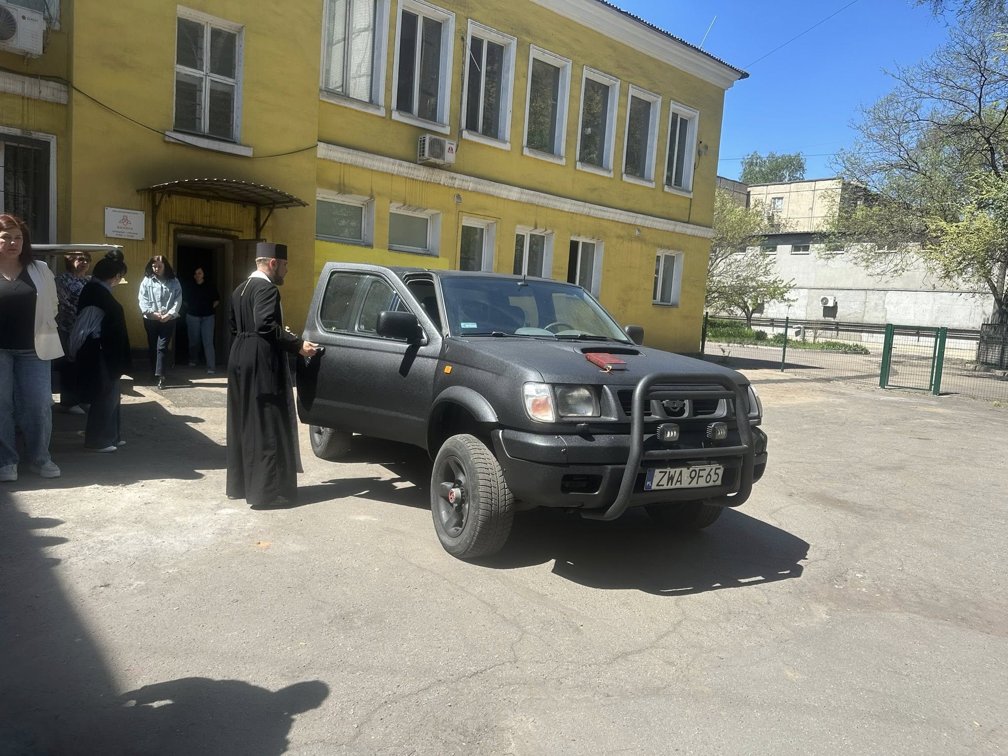 Фото до матеріалу: Освітяни Кам'янського передали 55-й автомобіль на фронт