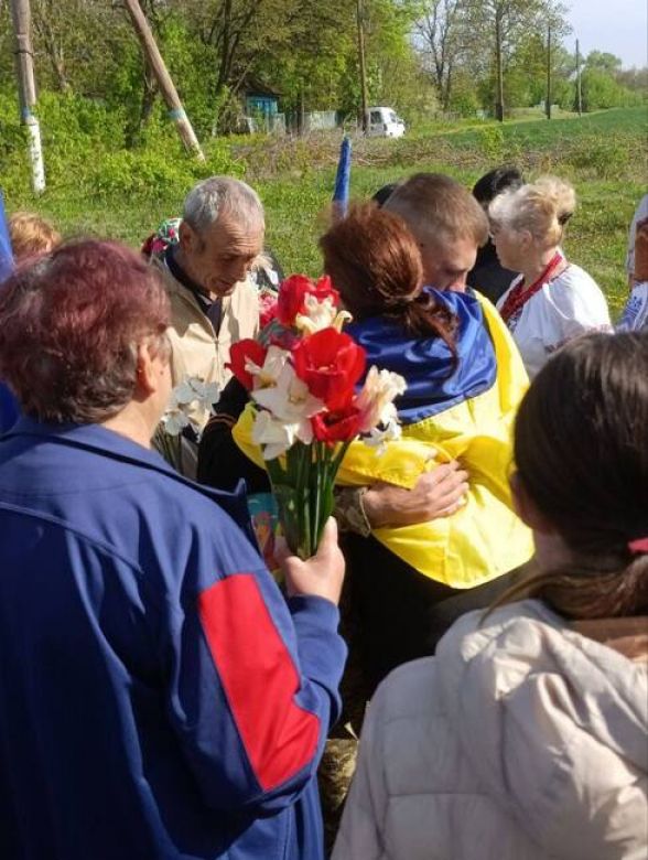 Фото до матеріалу: Андрій Гендега повернувся додому: Уланівська громада зустріла звільненого воїна квітами та прапорами
