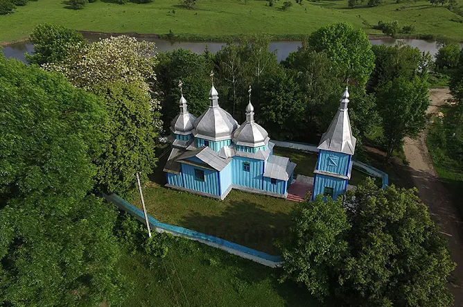 Фото до матеріалу: 300 років історії: на Хмельниччині збереглася унікальна дерев'яна церква