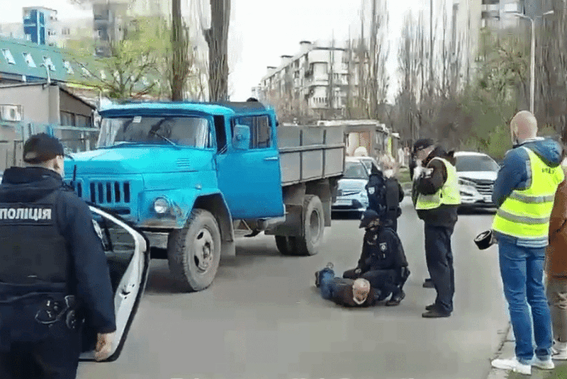Фото до матеріалу: «ЗІЛ», босі ноги та геополітика: затримання на Братиславській