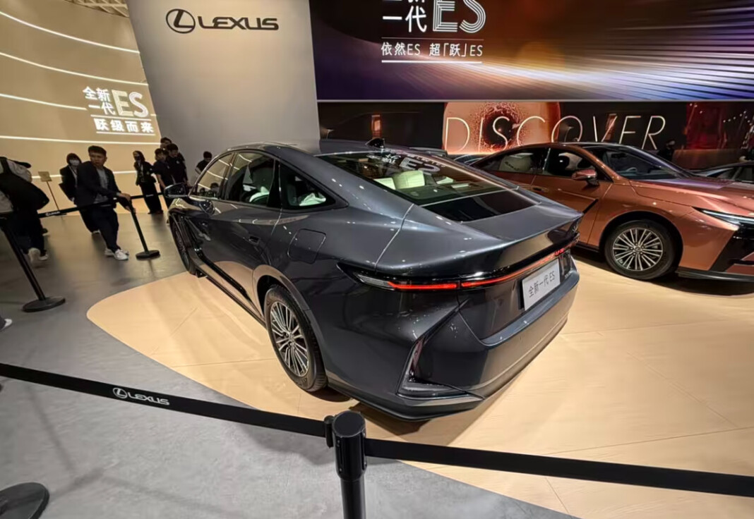 Фото до матеріалу: Новий Lexus ES представили офіційно: що змінилося в популярному седані