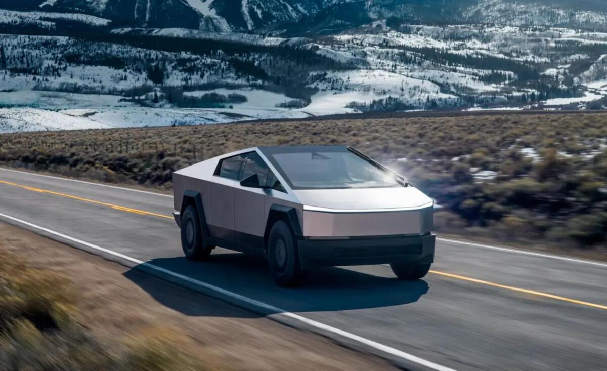 Фото до матеріалу: Tesla згорнула найдешевший Cybertruck: продали лише 173 авто – Авто