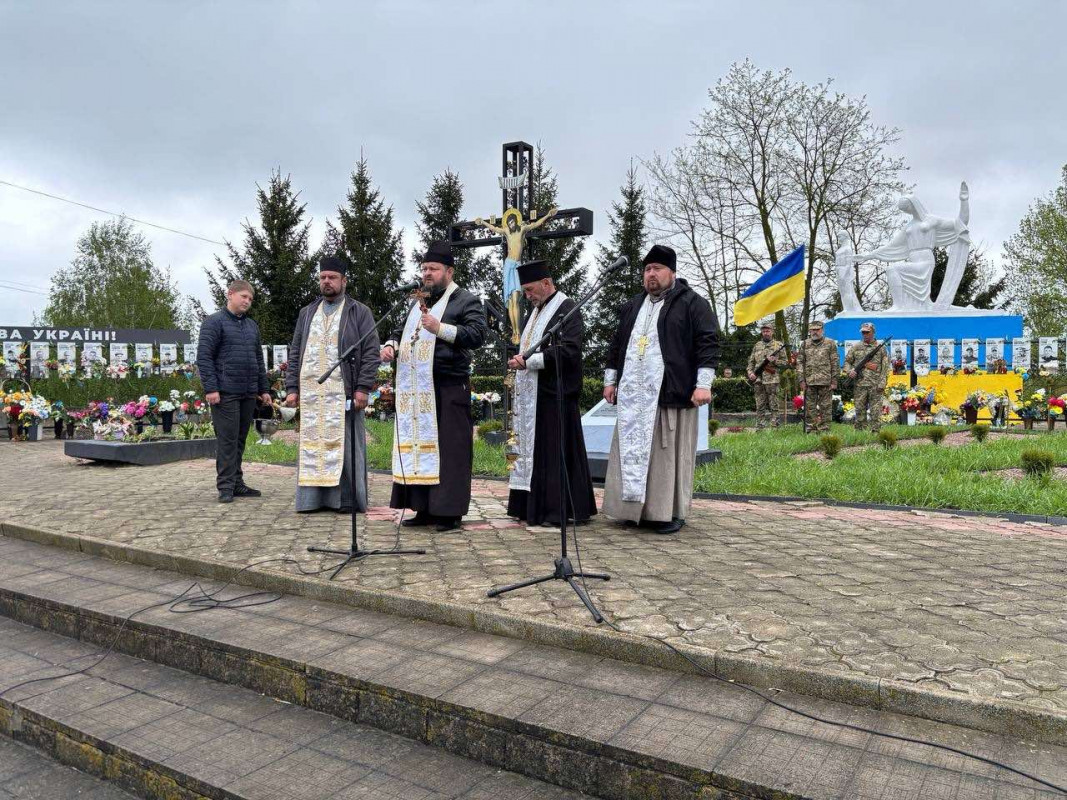 Фото до матеріалу: У Локачах вшанували полеглих захисників та відкрили нову меморіальну дошку