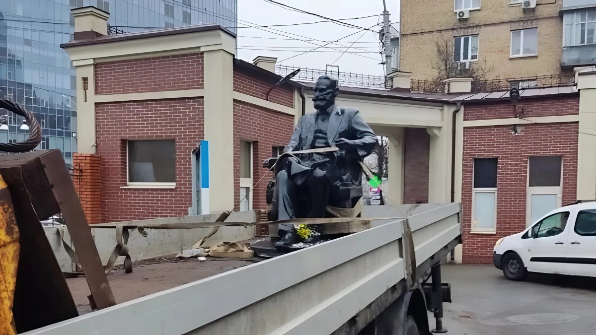 Фото до матеріалу: У Києві демонтували пам'ятник Івану Павлову: що відомо про новий етап декомунізації