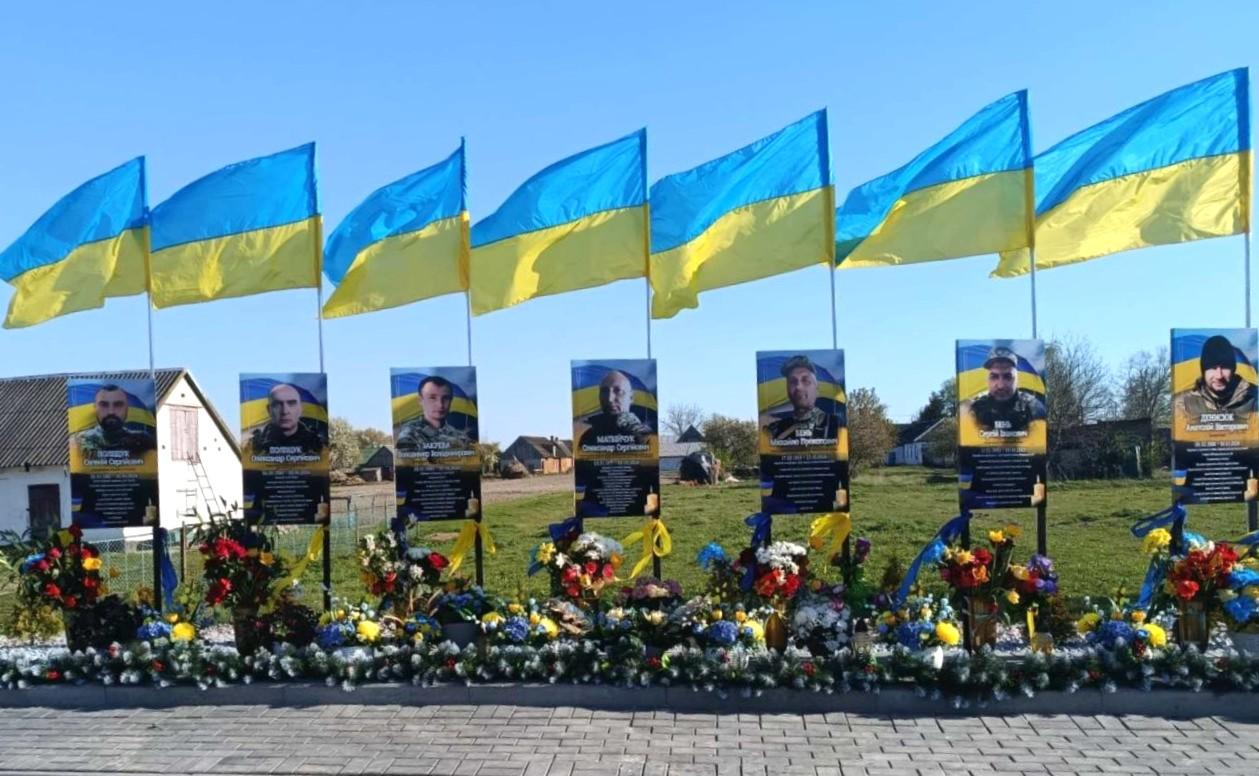 Фото до матеріалу: У селі Навіз відкрили Алею пам’яті полеглих воїнів-односельців