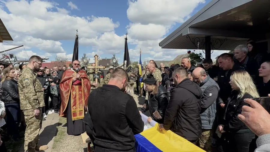 Фото до матеріалу: Прощання з героєм: на Прикарпатті провели в останню путь Ігоря Середюка