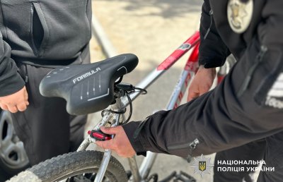 Фото до матеріалу: Поліцейські Первомайська нагадали підліткам правила безпеки на дорозі