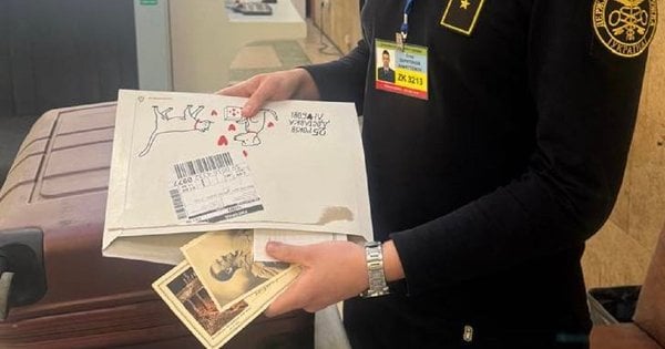 Фото до матеріалу: Митники вилучили старовинні листівки з Гітлером у пасажирки поїзда Чоп – Прага