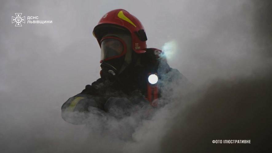 Фото до матеріалу: Нічна пожежа на Самбірщині: чоловік отримав опіки, будинок був у диму