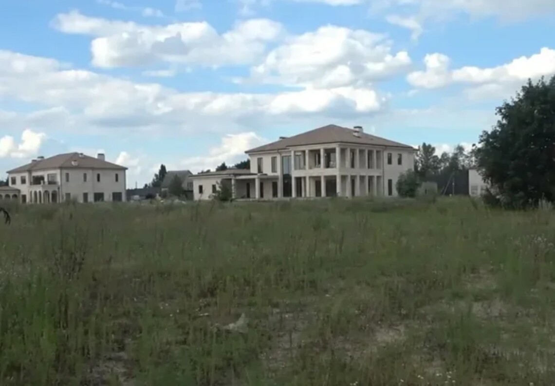 Фото до матеріалу: Слідство у справі «Династії» не встановило вартість маєтків через тиск на експерта