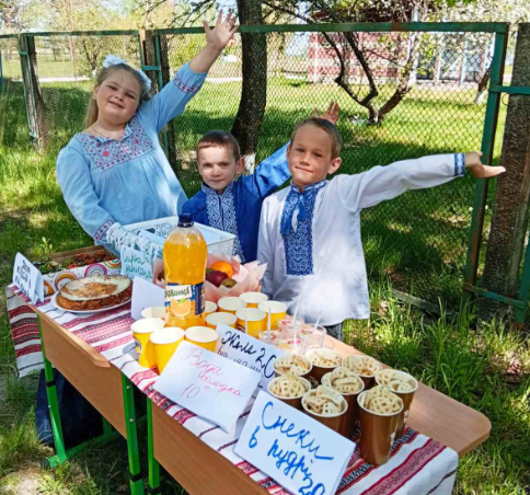 Фото до матеріалу: У Сторожівській гімназії провели свято до Дня матері та благодійний ярмарок на підтримку ЗСУ