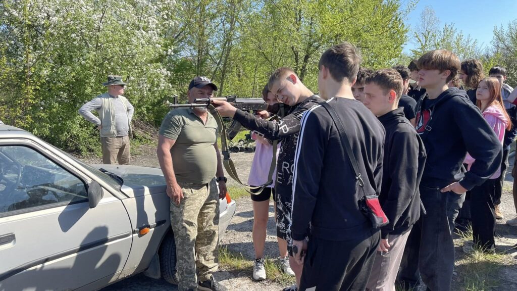 Фото до матеріалу: Студенти тальнівського коледжу пройшли військову підготовку