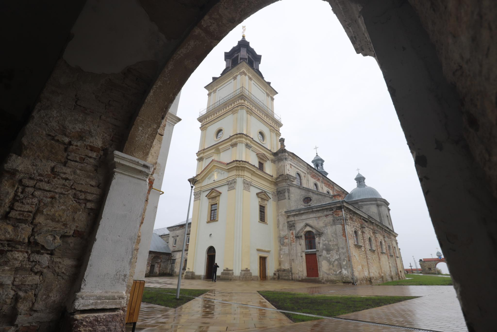 Фото до матеріалу: У Підкамені завдяки транскордонному проєкту відреставрували вежу та створили новий паломницький маршрут