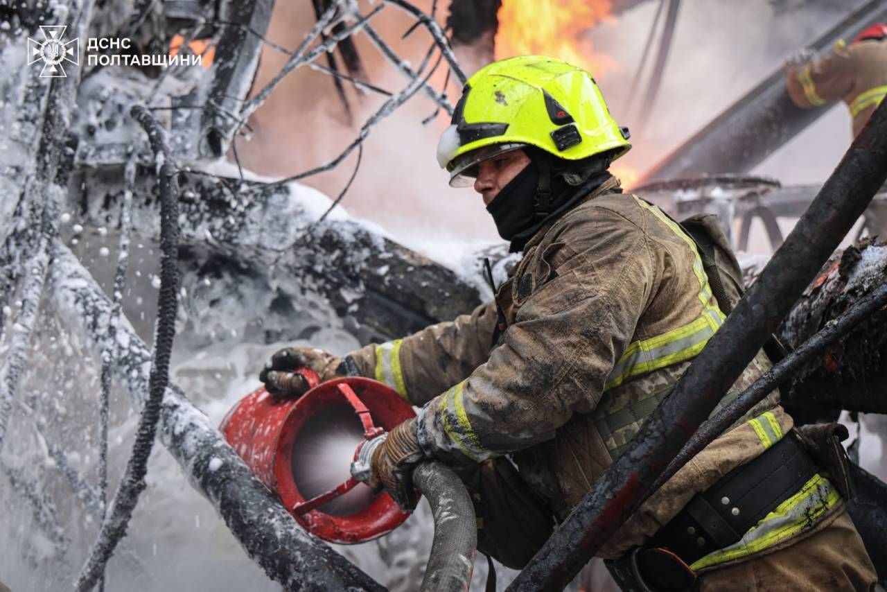 Фото до матеріалу: Пожежі в Кременчуцькому районі: рятувальники ліквідували вогнища після ворожого удару