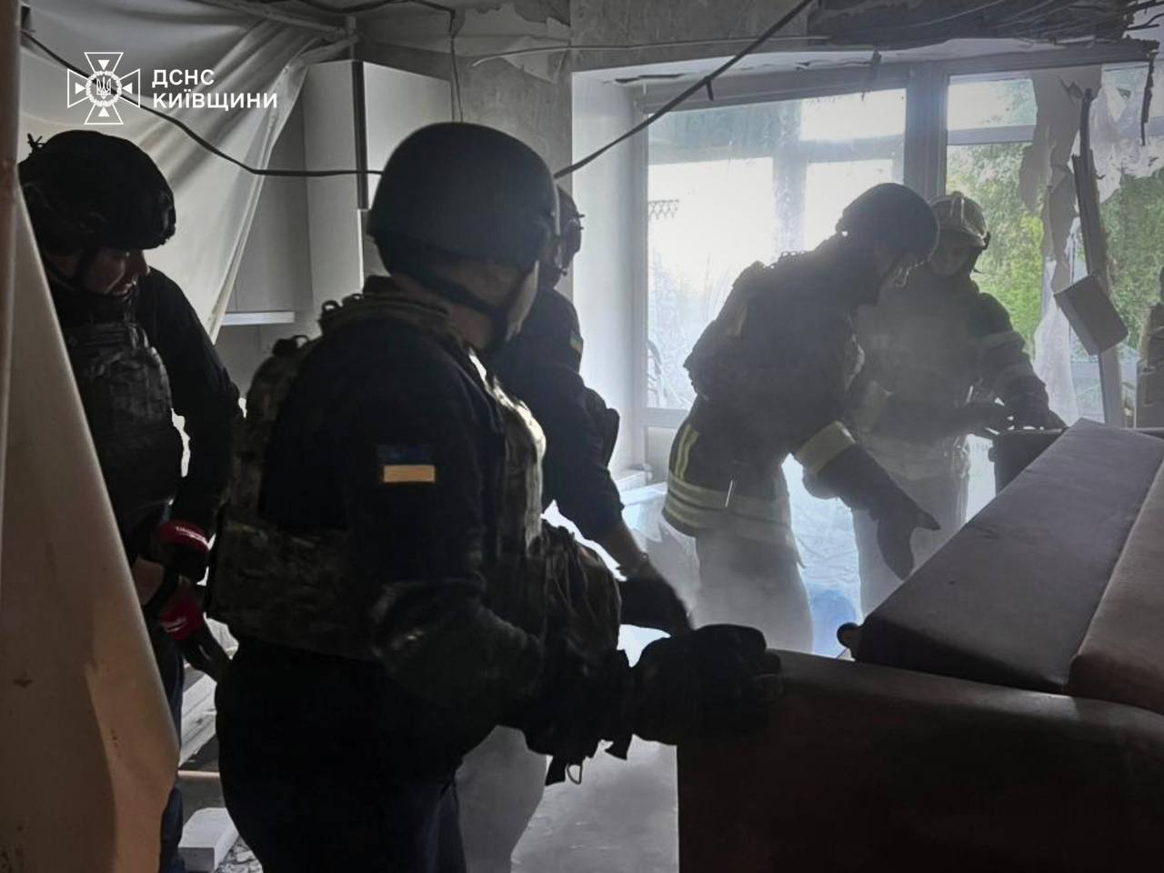 Фото до матеріалу: Поблизу Києва бойова частина влучила в квартиру і не розірвалася: фото з місця