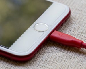 Фото до матеріалу: Чи шкодить зарядка від стороннього пристрою батареї смартфона?