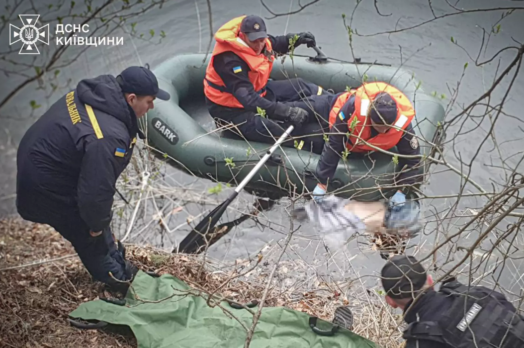 Фото до матеріалу: У селі Щербаки на Київщині рятувальники дістали тіло 21-річної дівчини з водойми