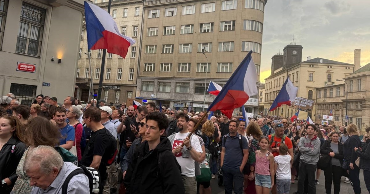 Фото до матеріалу: Тисячі чехів вийшли на захист незалежності Чеського радіо та телебачення