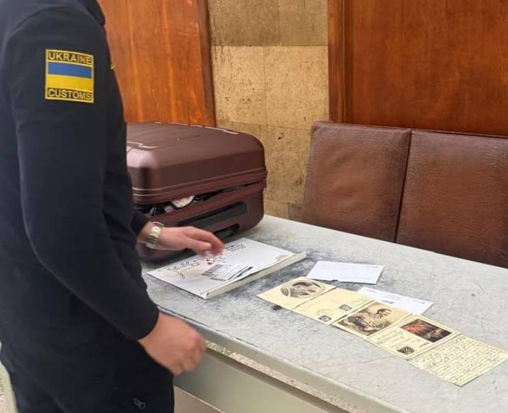 Фото до матеріалу: У киянки вилучили старовинні листівки без декларації