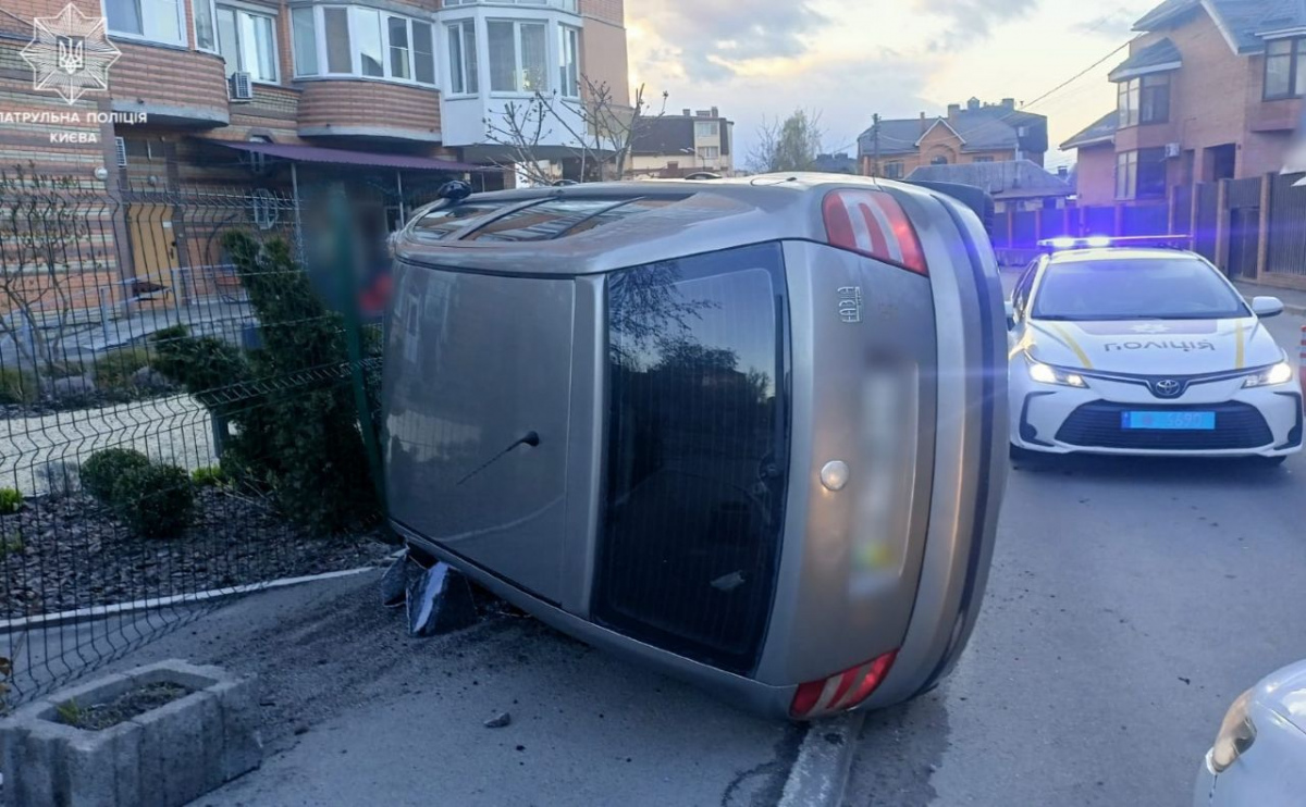Фото до матеріалу: П'яний водій без прав перекинув Skoda у Святошинському районі Києва