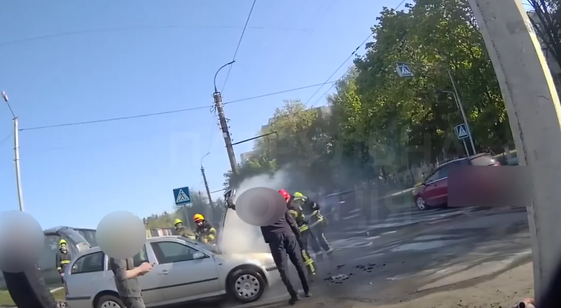 Фото до матеріалу: Поліцейські та водії гасили вогонь у Черкасах: авто зайнялося посеред вулиці