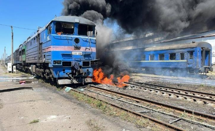 Фото до матеріалу: Обстріл на Миколаївщині: пошкоджено локомотив та вагони, рейси затримуються