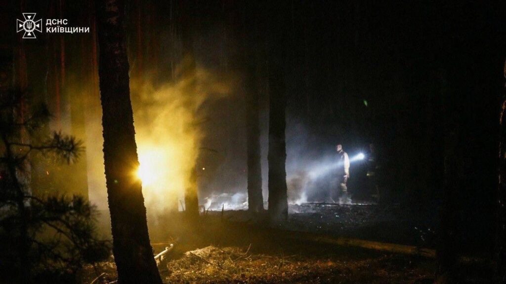Фото до матеріалу: Ліквідація масштабної пожежі в Чорнобильській зоні: вогонь охопив 1200 гектарів