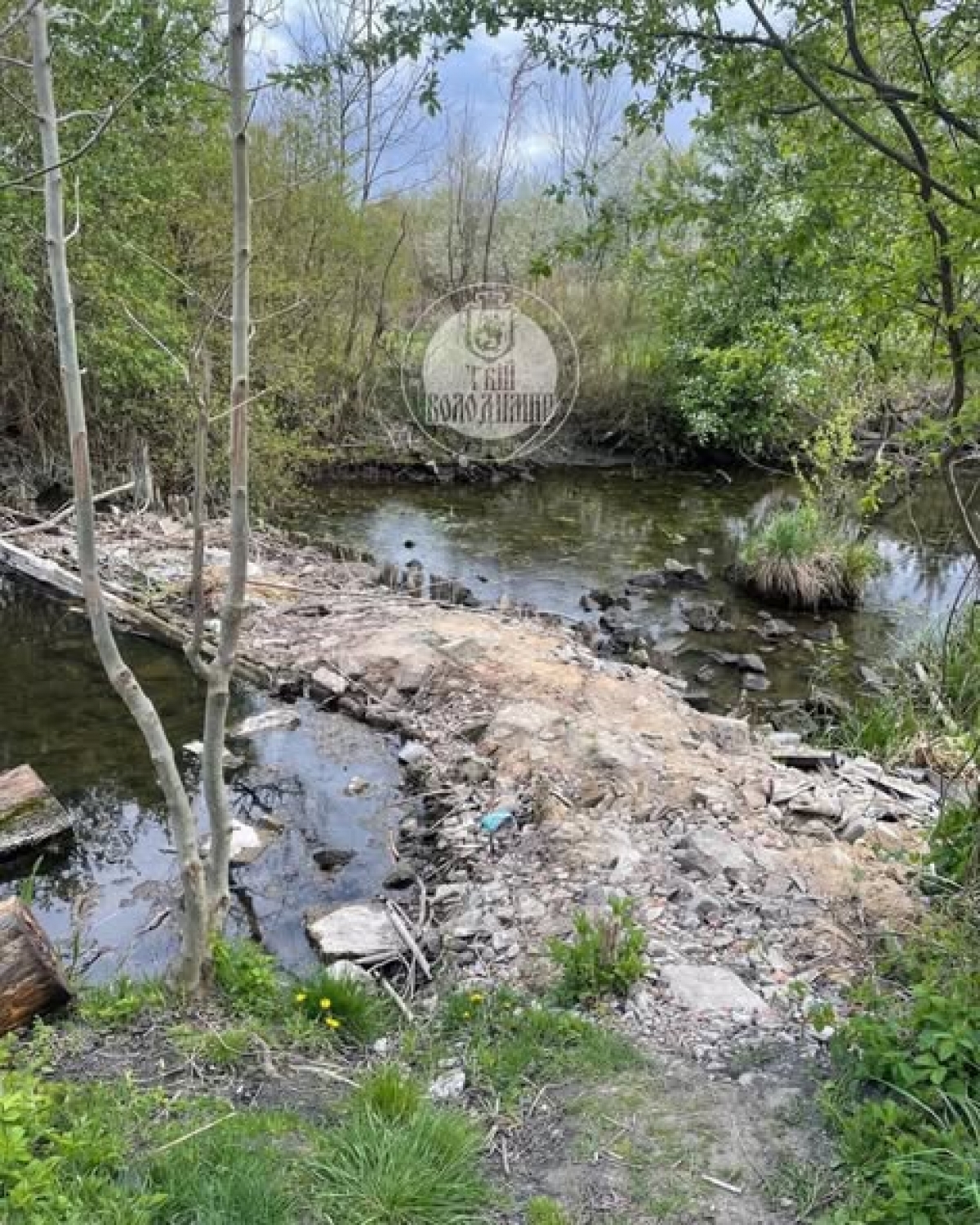 Фото до матеріалу: У Володимирі мешканець засипав річку сміттям