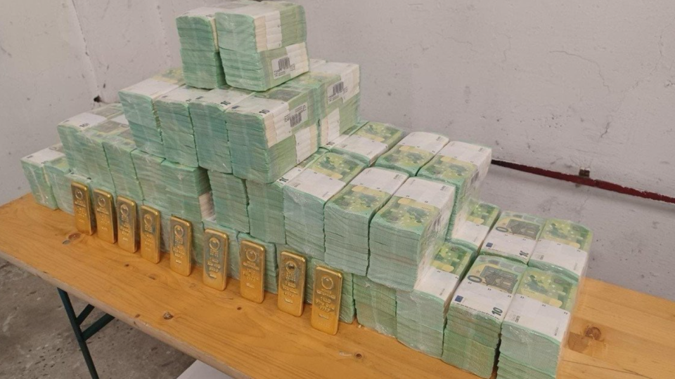 Фото до матеріалу: Угорщина повернула Україні кошти та цінності Ощадбанку, інкасатори повернулися додому