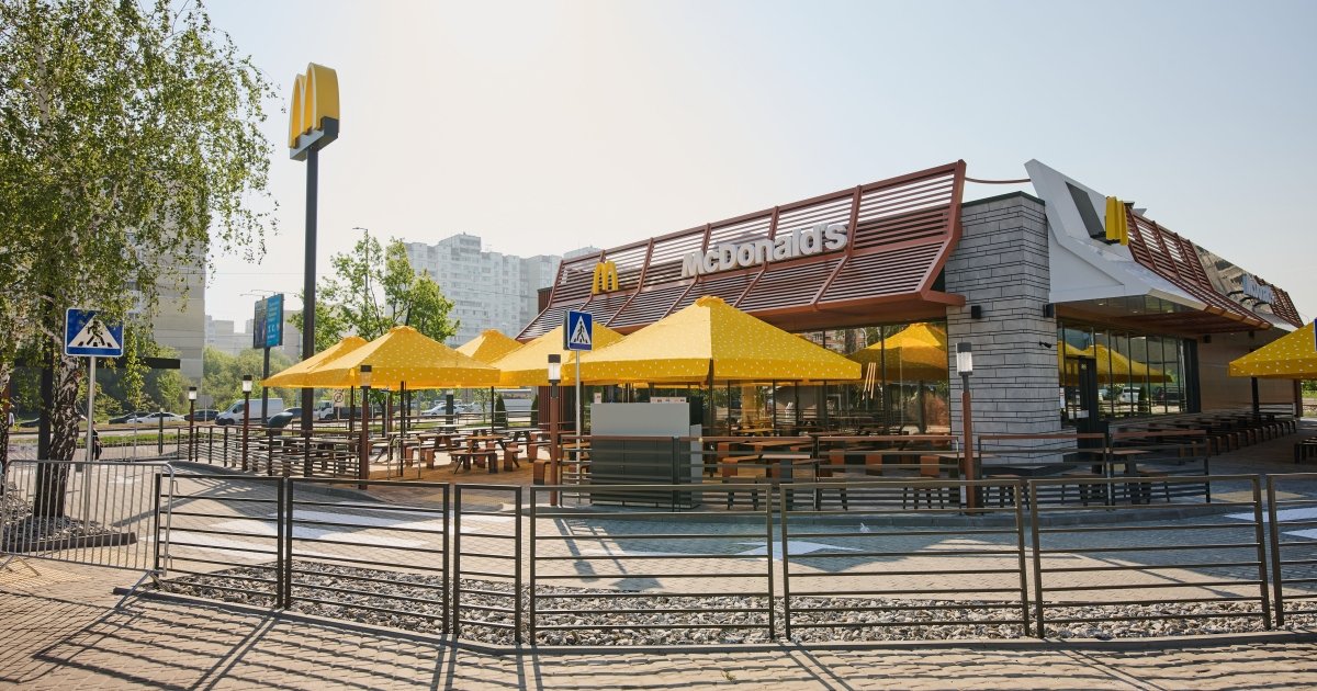 Фото до матеріалу: У Києві відкрився екологічний McDonald's з терасою на озері Сонячне