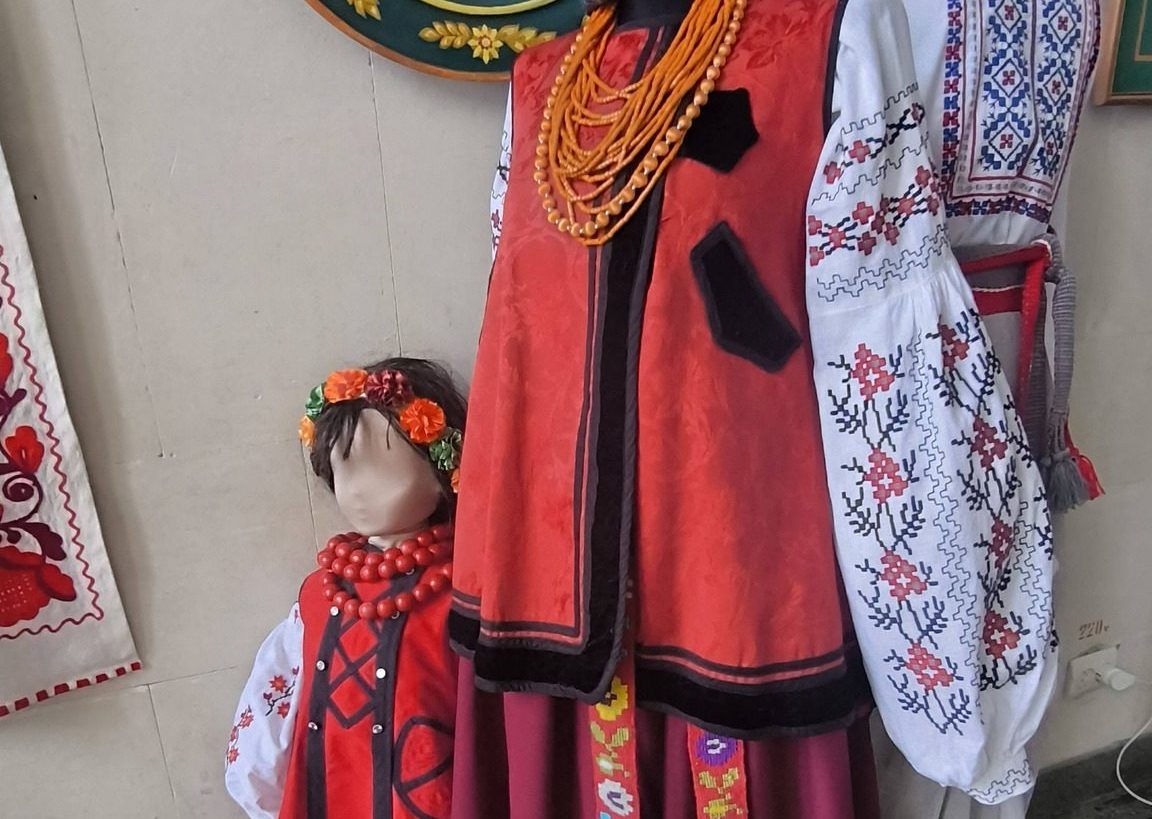 Фото до матеріалу: Рушники, костюми та ляльки в українському одязі: у черкаському музеї відкрили виставку черкаських майстринь
