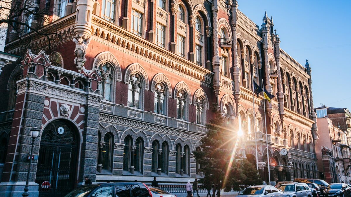 Фото до матеріалу: НБУ оштрафував дві колекторські компанії за тиск на боржників