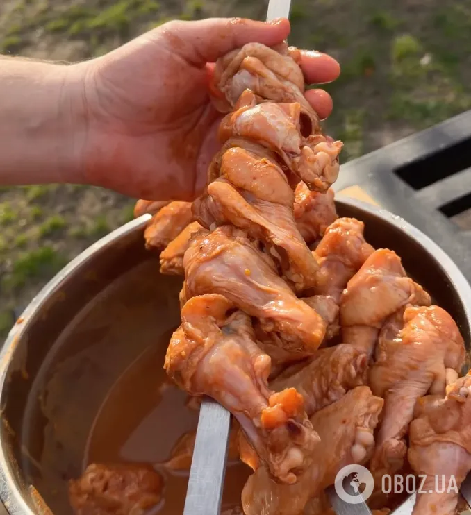 Фото до матеріалу: Шашлик із курячих крилець у глазурі: м'ясо вийде дуже соковитим