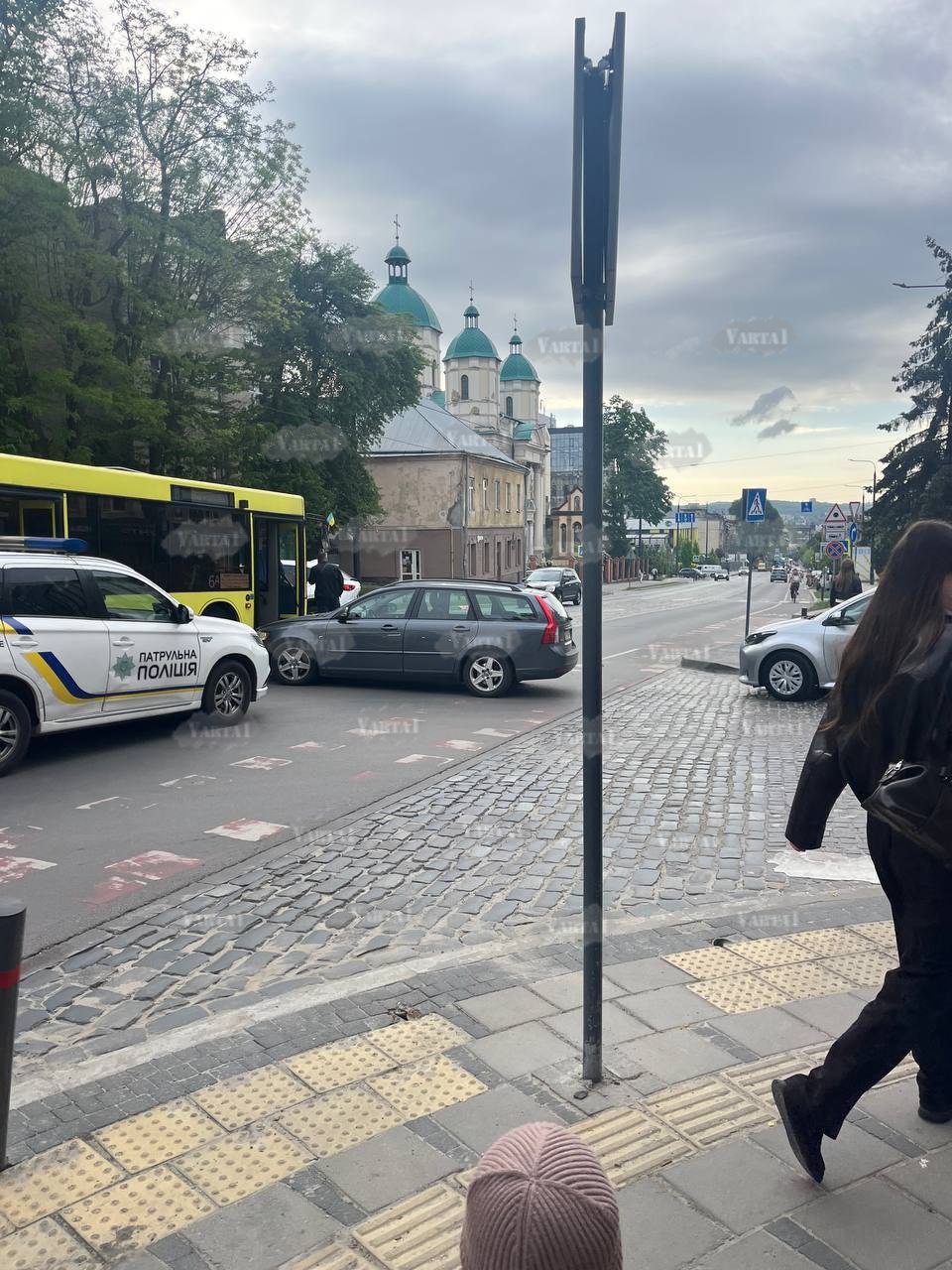 Фото до матеріалу: У Львові легковик протаранив маршрутку: з'явилося фото
