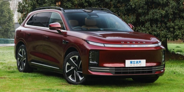 Фото до матеріалу: Новий кросовер Exeed EX7: преміальні технології, гібрид та електрика вже доступні для замовлення