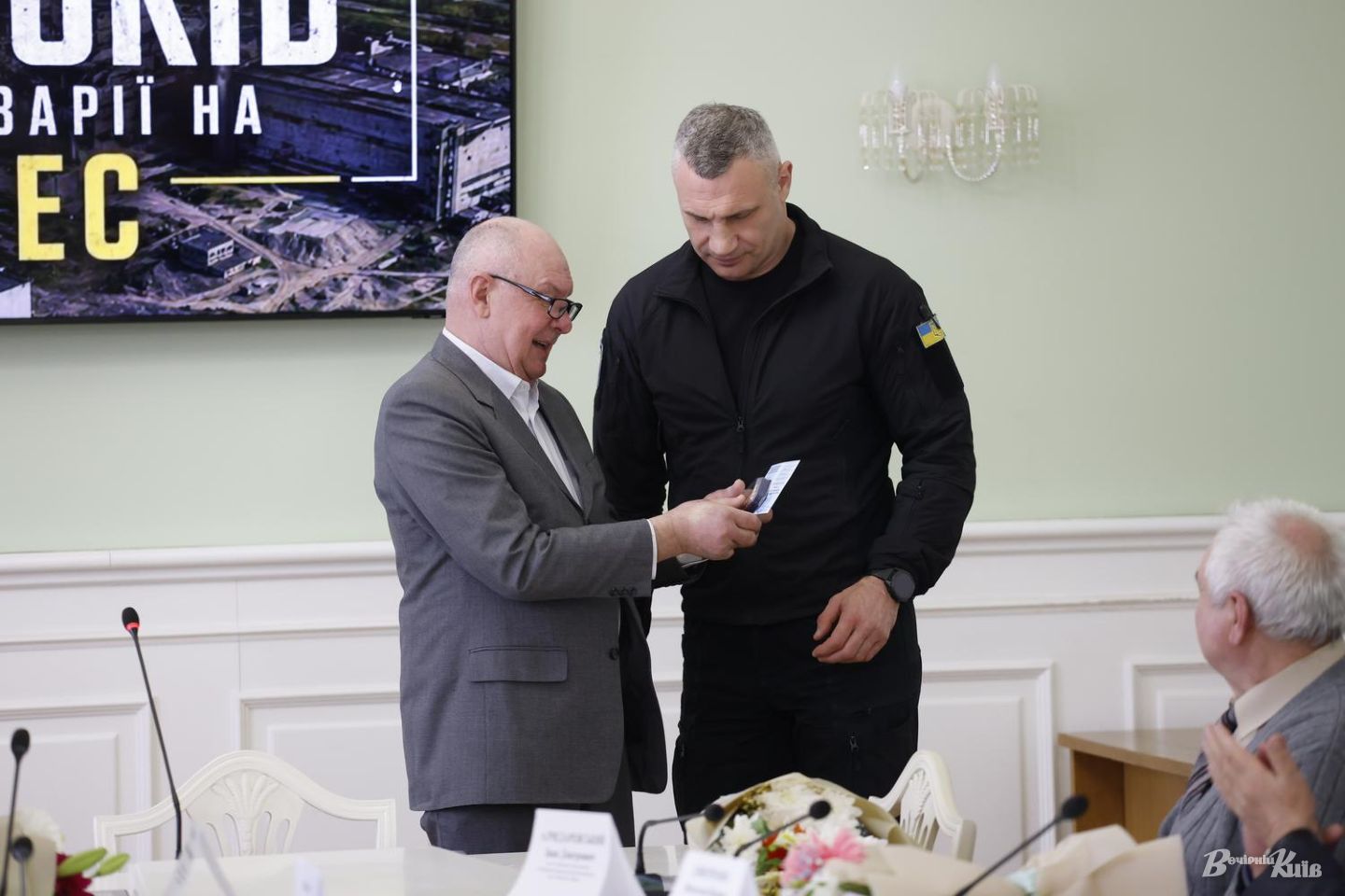 Фото до матеріалу: Віталій Кличко вручив відзнаки ліквідаторам Чорнобильської аварії та розповів про допомогу постраждалим
