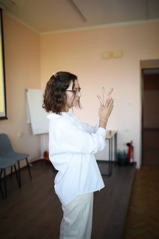 Фото до матеріалу: Історія перекладачки жестової мови Марії Пушкарьової: як бути CODA і змінити життя нечуючих