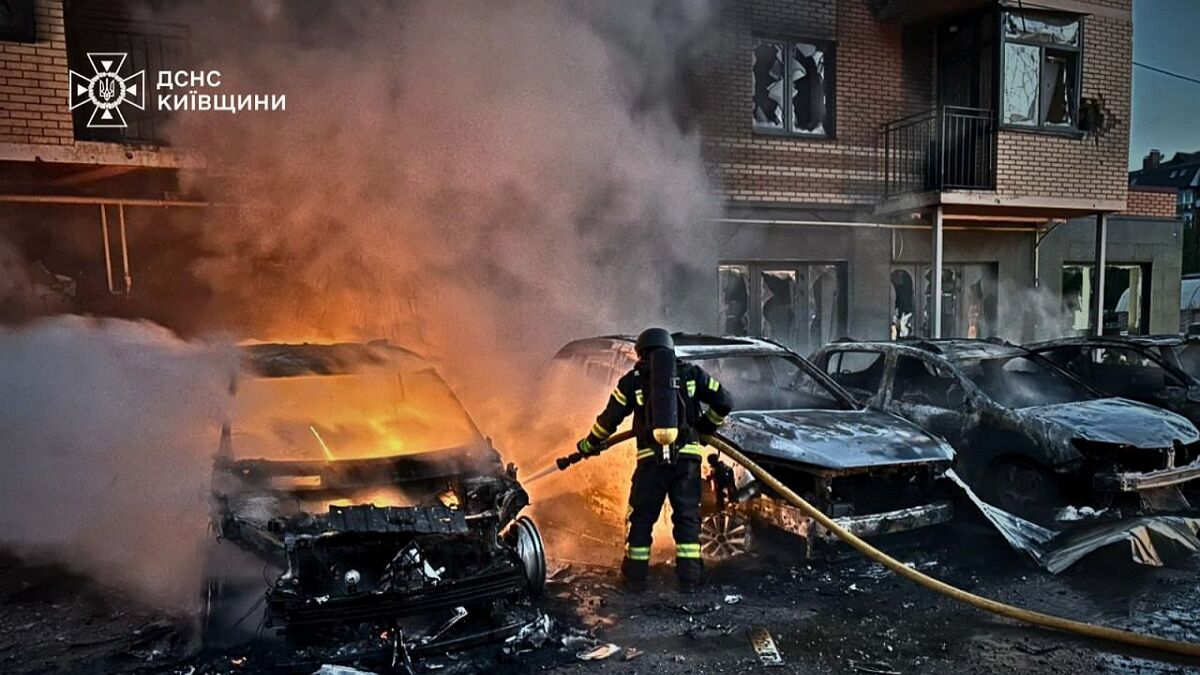 Фото до матеріалу: У Дарниці зруйновано 9-поверхівку: двоє загиблих, понад 40 поранених