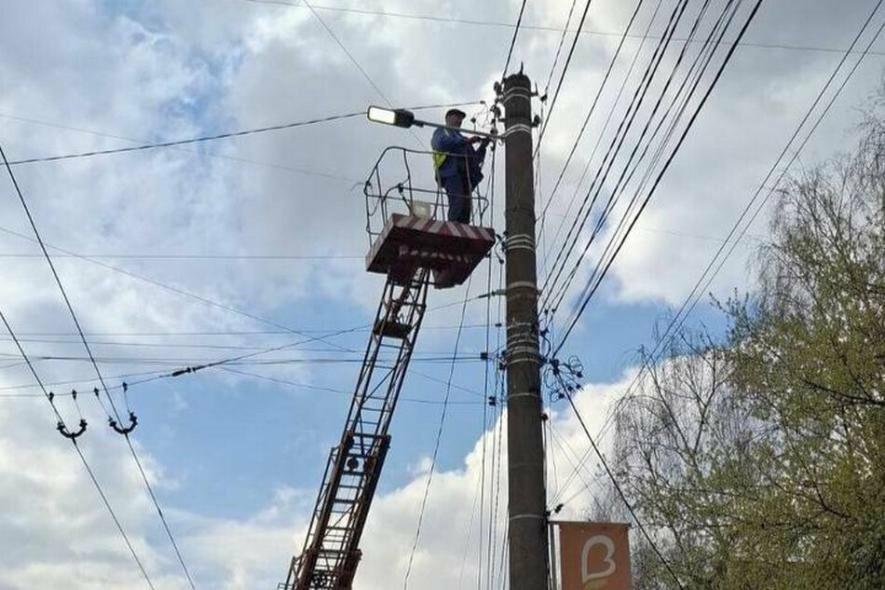 Фото до матеріалу: У Львові на вулицях Патона і Ряшівській оновили 66 ліхтарів: замінили не лише лампи, а й старі опори