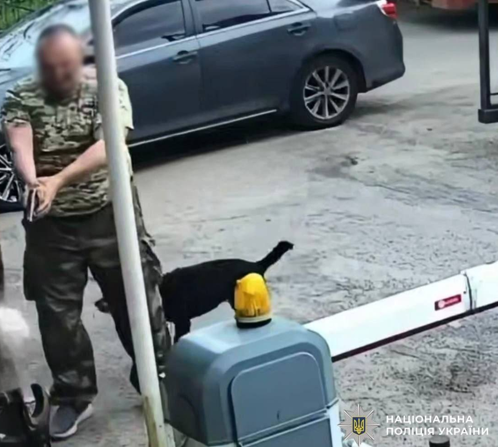 Фото до матеріалу: У Києві чоловік зі зброєю загрожував охоронцю: затримано підозрюваного